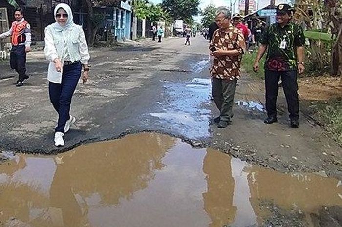 Sri Mulyani sidak jalan rusak di Kecamatan Bayat dan Wedi yang terdampak proyek Tol Yogyakarta-Solo.