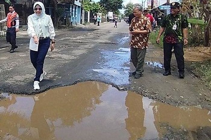Sri Mulyani sidak jalan rusak di Kecamatan Bayat dan Wedi yang terdampak proyek Tol Yogyakarta-Solo.