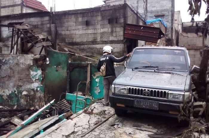 Toyota Kijang milik Rudi yang lolos dari kobaran api Depo Pertamina.