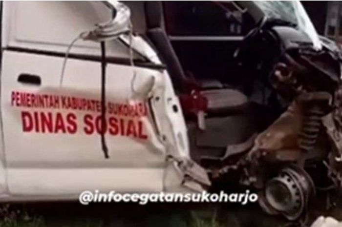 Ambulans Dinsos Sukoharjo adu banteng lawan truk tangki Pertamina