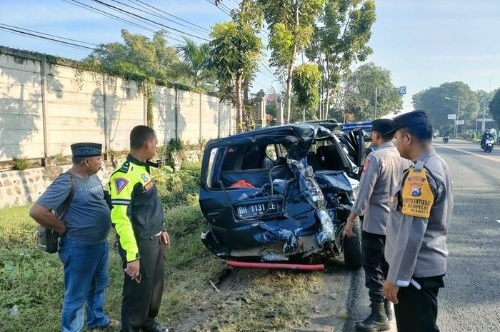 Isuzu Panther tak berbentuk usai ditumbuk Bus Sugeng Rahayu. 1 penumpang tewas