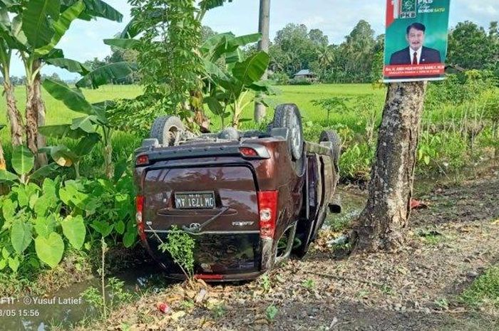 Toyota Avanza milik anggota Polisi kayang tatap langit usai adu gebrak musuh Honda Scoopy di dusun Lempang, desa Corawali, Barebbo, Bone, Sulsel