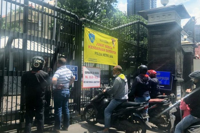 Gerbang masuk Polda Metro Jaya dari jalan SCBD Jakarta Selatan ditutup selama pemberlakuan Car Free Day tiap hari Jumat