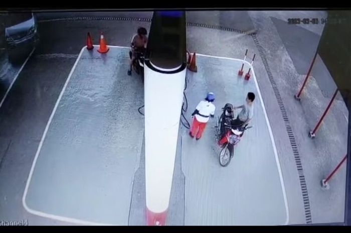 Pemotor nyolong duit recehan di SPBU