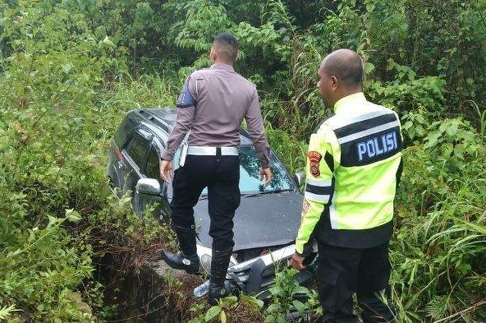 Polisi hendak mengevakuasi Toyota Fortuner yang ditumpangi ajudan Pj Gubernur Papua Barat Daya dari semak-semak