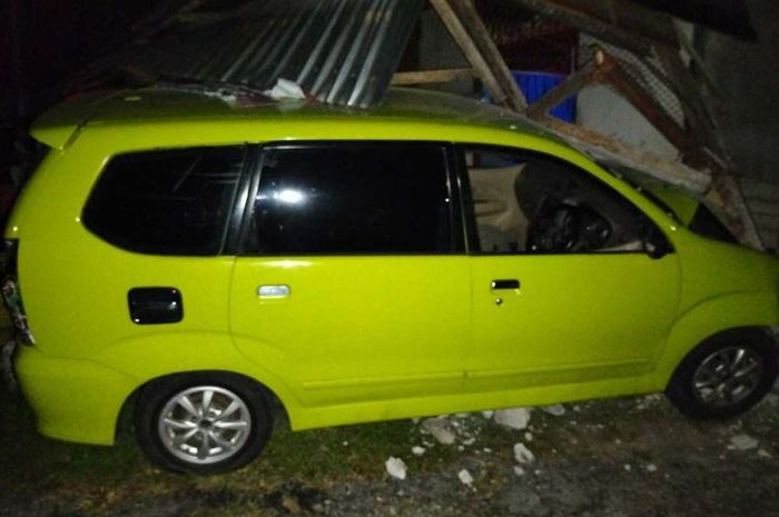 Toyota Avanza tabrak rumah warga desa Liang, Salahatu, Maluku Tengah, Maluku
