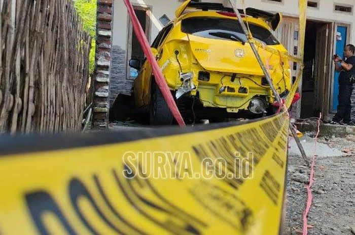 Bumper belakang Honda Brio milik Kades Kedung Rejoso, Kotaanyar, Probolinggo, Ahmad Holid rontok kena ledakan bom bondet