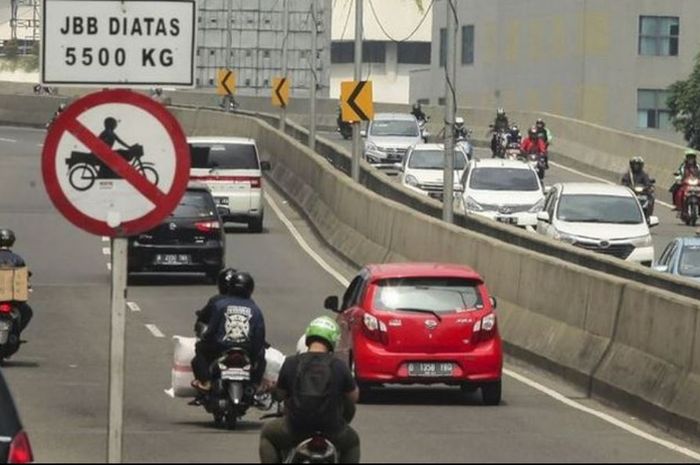 Rambu larangan bagi motor melintas di Jalan Layang Non Tol (JLNT) Casablanca, Jakarta Selatan