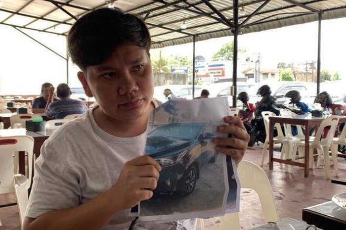 Syahrizal menunjukan foto Toyota Kijang Innova nopol B 2747 FFF miliknya yang hilang dimaling, tapi belakangan diketahui dipakai anggota Polisi, Aipda DP dari Polsek Pantai Cermin