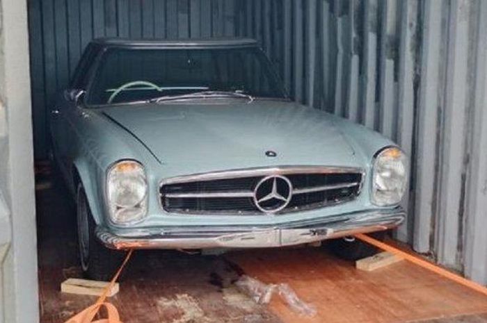Mercedes-Benz yang diduga adalah barang selundupan di Pelabuhan Tanjung Emas Semarang, Jawa Tengah (Jateng).