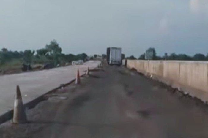 Kondisi Jalan Tol Kayu Agung-Palembang yang rusak parah, dan dalam proses perbaikan.