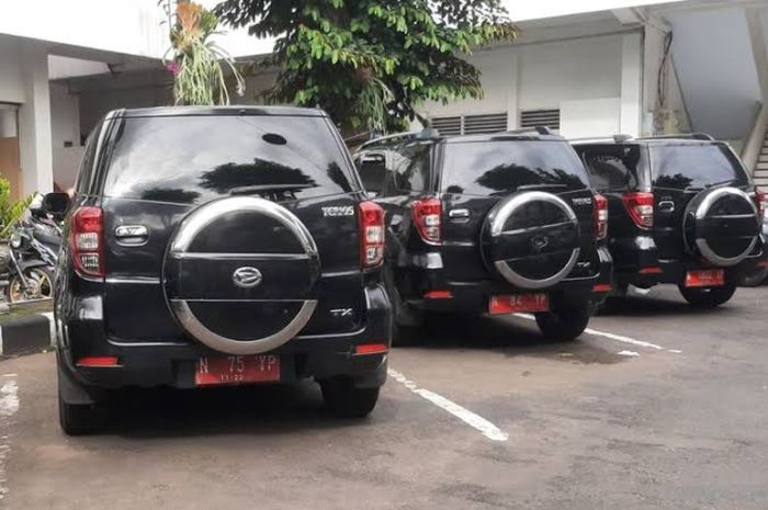 Ilustrasi mobil dinas pelat merah termasuk jenis kendaraan yang dilarang mengisi BBM subsidi.