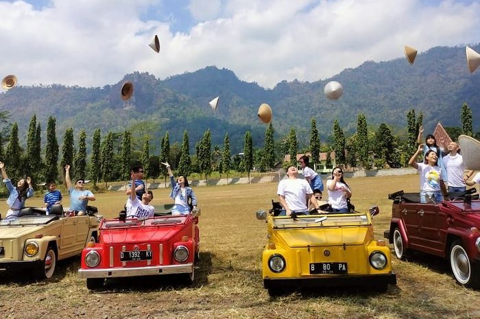 ilustrasi VW Safari yang digunakan wisatawan di Kawasan Candi Borobudur. 