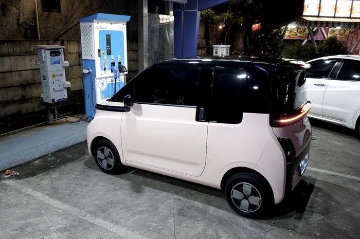 Mobil Listrik Wuling Air ev Melakukan Pengecasan di SPKLU PLN