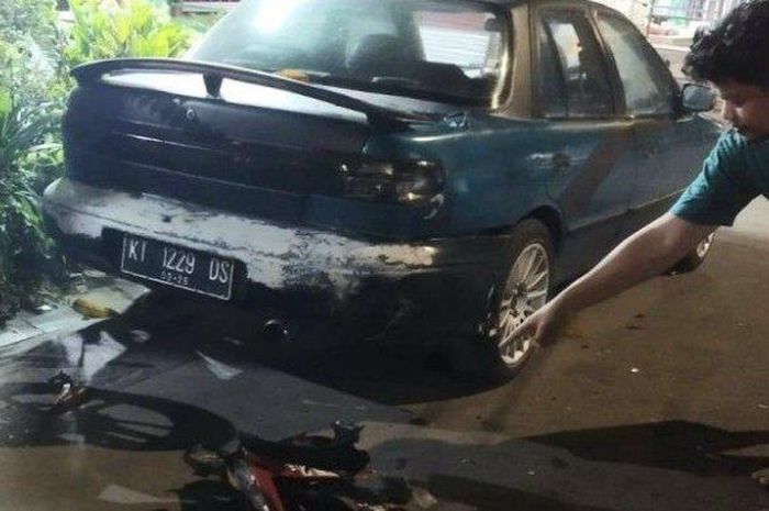 Timor S515 jadi korban tabrak motor saat posisi parkir di tepi jalan RE Martadinata, Lok Tuan, Bontang Barat, kota Bontang, Kalimantan Timur