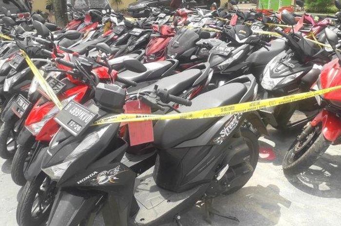 Deretan motor matik didominasi Honda BeAT yang menjadi barang bukti hasil malingan selama Operasi Jaran Lodaya 2023 di Polres Bogor