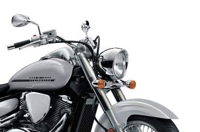 Motor baru Suzuki mirip Harley-Davidson. Mesin V-Twin ber-cc besar, tapi namanya mirip motor bebek Honda.