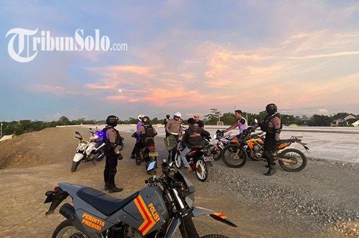 Polisi obrak-abrik atau bubarkan pelaku balap liar di ruas tol Solo-Jogja yang baru selesai dicor