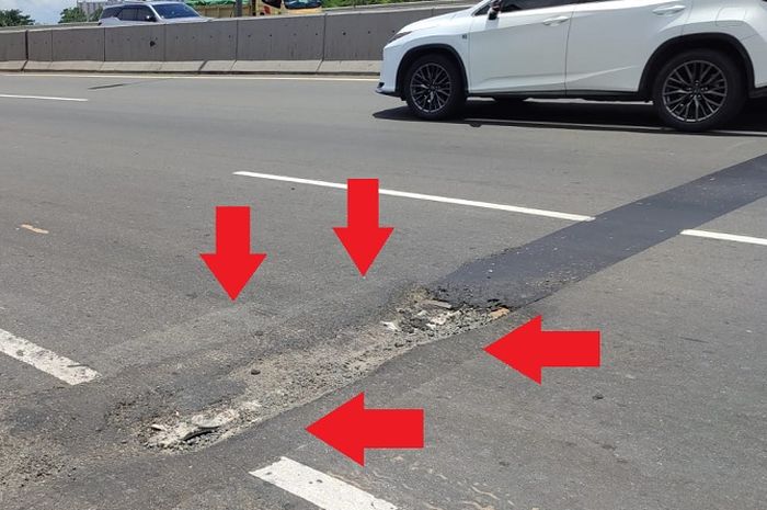 Lubang di jalan tol bisa picu pecah ban 