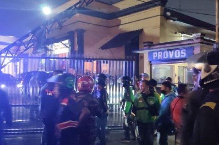 Para pengendara ojek online datangi Polrestabes Bandung setelah bentrok dengan debt collector