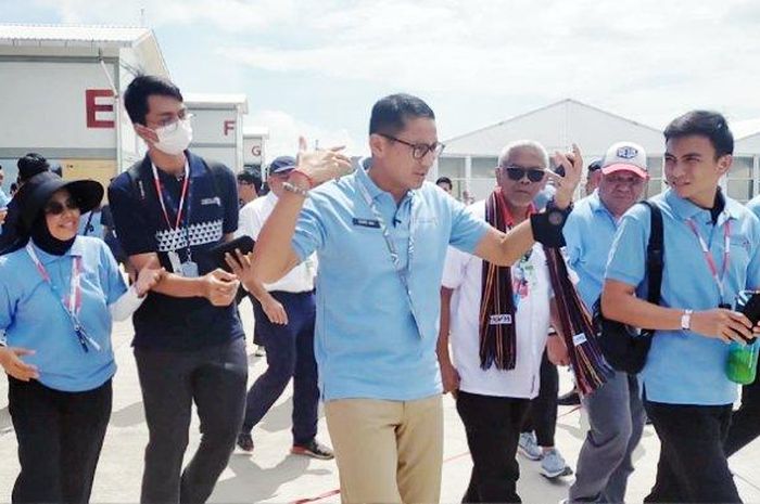 Menteri Pariwisata dan Ekonomi Kreatif (Menparekraf) Sandiaga Salahuddin Uno saat berkeliling di Sirkuit Mandalika, Minggu (05/03/2023). 