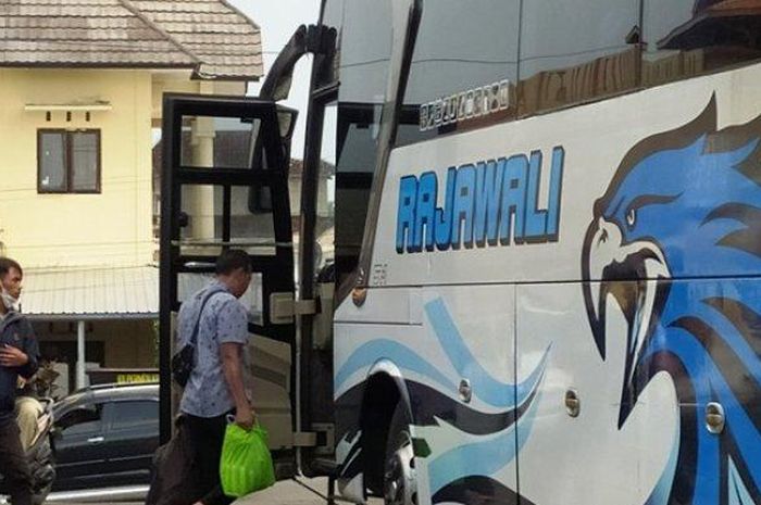 Penumpang hendak menaiki bus di Terminal Jatipuro Kabupaten Karanganyar. 