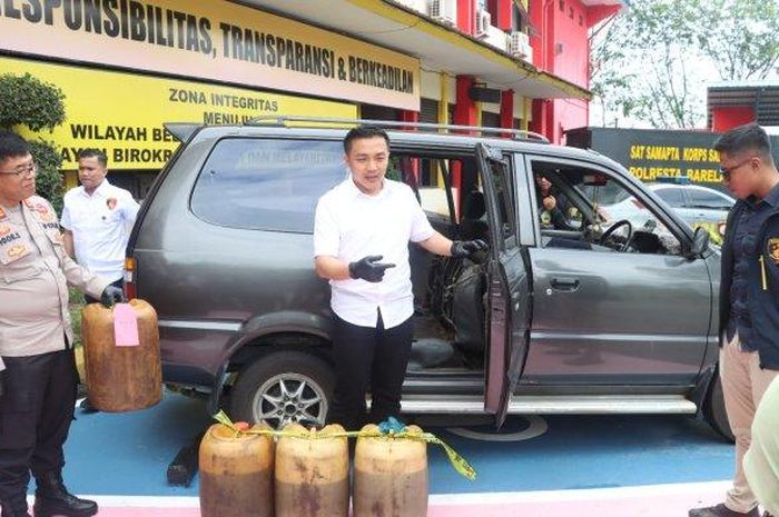 Barang bukti dari penangkapan penimbun Solar Subsidi menggunakan Toyota Kijang Kapsul Diesel oleh Satreskrim Polresta Barelang