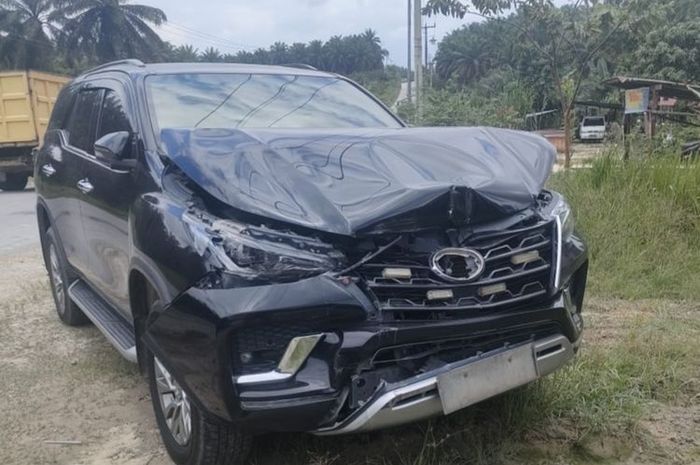 Toyota Fortuner yang ditumpangi Wakil Bupati Siak, Husni Merza babak belur tabrak truk trailer di jalan lintas Siak-Pelalawan, Riau 