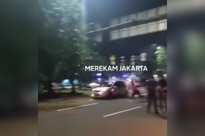 Sejumlah mobil yang diduga sedang melakukan aksi balap liar jadi sasaran lempar batu mahasiswa