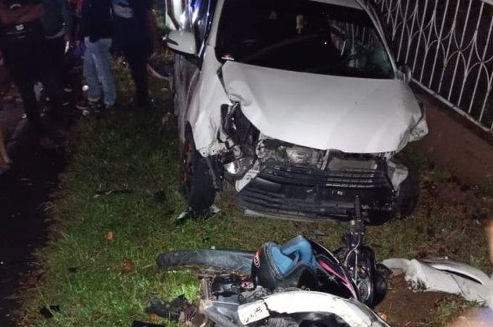Kondisi Toyota Agya dan motor Honda Tiger yang mengalami kecelakaan lalu lintas di Tawangmangu Kabupaten Karanganyar, Senin (12/03/2023) malam. 