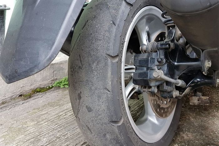 Bahaya ban motor botak dan mengotak