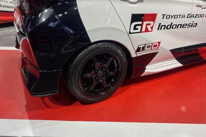 Pelek 15 inci dengan ban semi slick pada All New Agya milik Toyota Gazoo Racing Indonesia