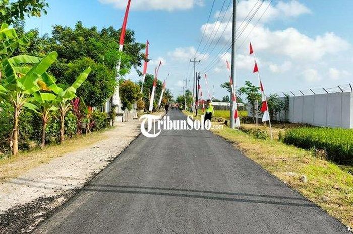 Kondisi jalan di Desa Karangmalang, Kecamatan Masaran, Kabupaten Sragen yang tiba-tiba diaspal jelang kunjungan Presiden Jokowi, Sabtu (11/3/2023).