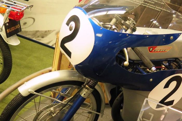 Penampakan motor Suzuki bermesin 50 cc yang suaranya mirip RX-King, tapi sukses raih kemenangan pertama di balapan kelas dunia.