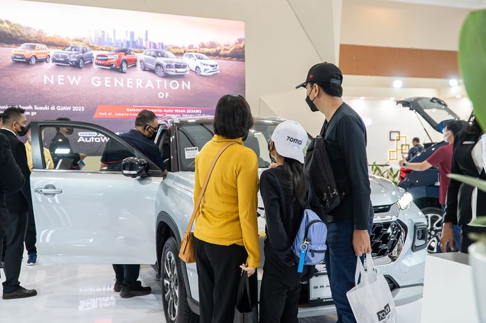 Booth Suzuki dalam  pameran otomotif GAIKINDO jakarta Auto Week 2023 di JCC Senayan