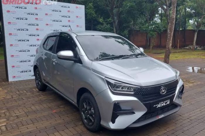 Daftar harga Daihatsu Ayla terbaru yang dijual mulai Rp 130 jutaan. Murah mana sama Honda Brio Satya dan Toyota Agya?