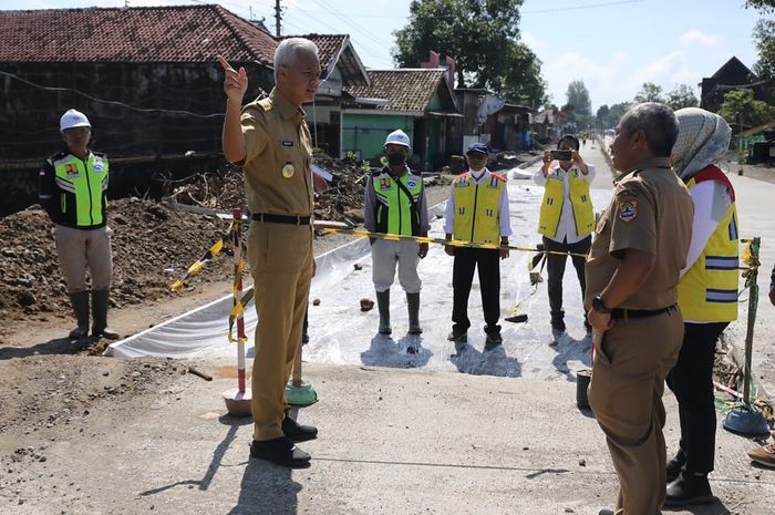 Ganjar Pranowo pantau lokasi proyek perbaikan Jalan Solo-Purwodadi.