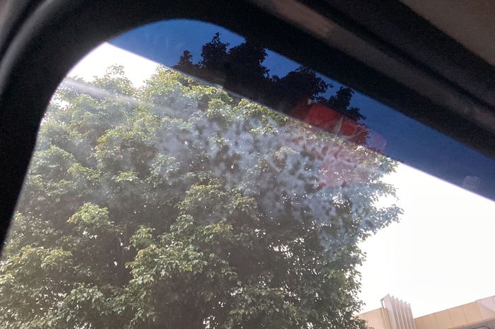 Bercak putih pada kaca mobil akibat salah pemakaian obat jamur kaca