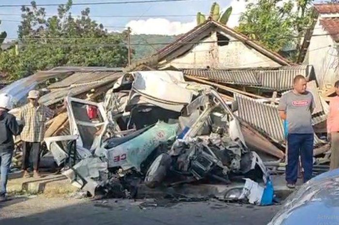 Kondisi ambulans hancur lebur, bodi dan sasis tercacah usai ditabrak truk muatan motor di Cihideng, Ciganjeng, Padaherang, Pangandaran, Jawa Barat