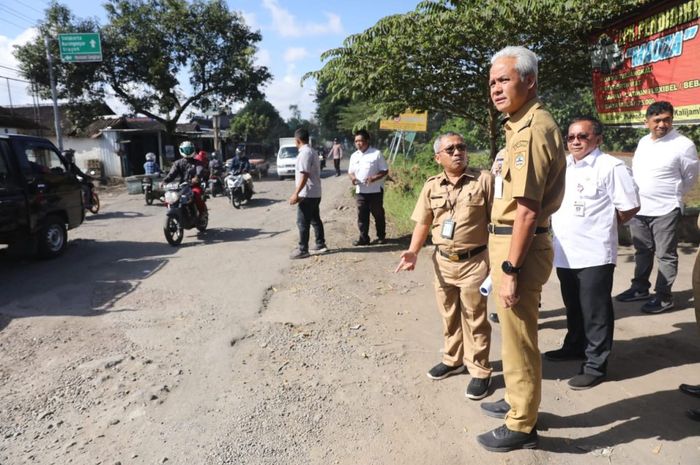 Gubernur Jateng, Ganjar Pranowo cek Jalan Solo-Purwodadi yang rusak parah.