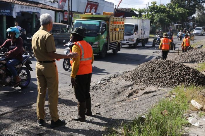 Proses perbaikan Jalan Solo-Purwodadi yang dipantau Ganjar Pranowo.