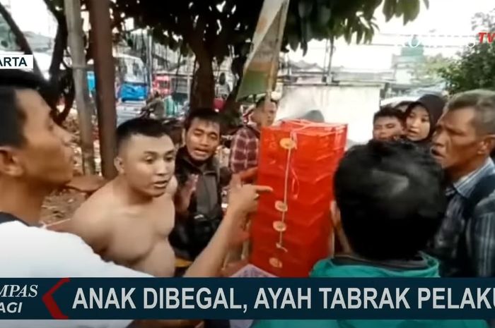 Jatuh ditabrak ayah korban, pelaku begal (tidak mengenakan baju) yang merampas motor milik AR, tidak berdaya saat diamankan warga di Jalan Raya Bogor, Ciracas, Jakarta Timur, Sabtu (11/3/2023).