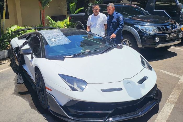 Lamborghini yang viral di Bali pakai pelat nomor palsu diamankan polisi, ketahuan nunggak pajak setahun.