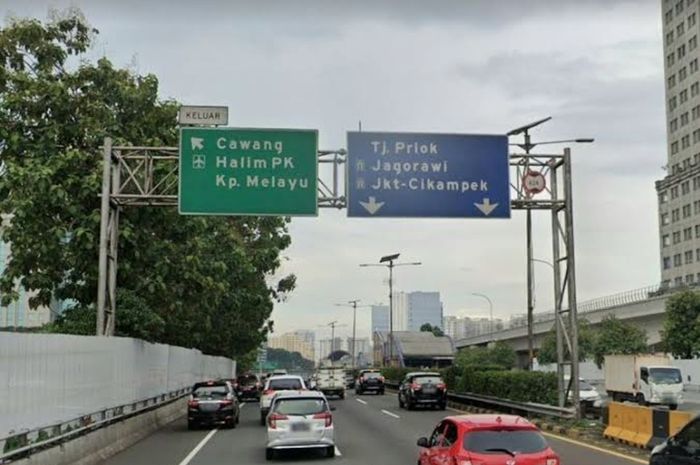 Ilustrasi rambu jalan tol warna hijau dan biru masing-masing punya arti. Ini penjelasannya sob. 