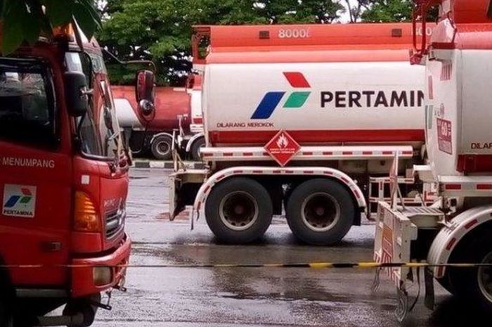 Truk tangki BBM Pertamina dibobol sebanyak 100 liter bahan bakar, sopir dan kernet langsung dipecat karena terlibat. (foto ilustrasi)