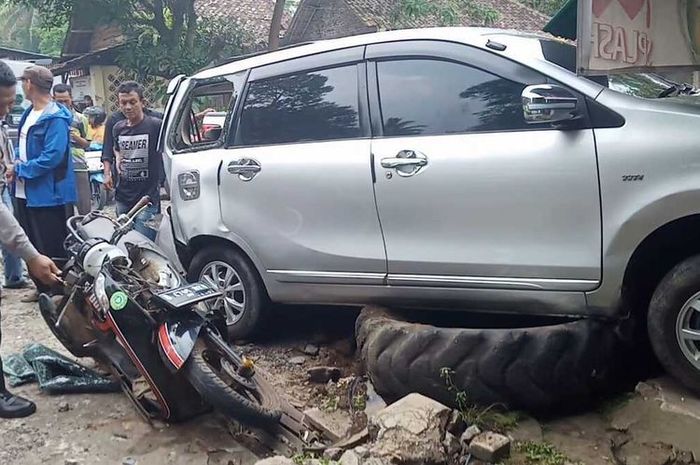 Kondisi Toyota Avanza dan Honda Scoopy yang dihantam truk tangki Pertamina bersama 3 mobil dan satu motor lain di Gardutanjak, Pandeglang, Banten