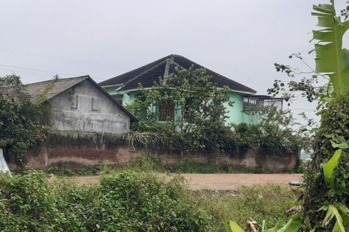 Rumah terakhir di proyek Tol Solo-Yogya akhirnya diratakan setelah sebelumnya sang pemilik menolak ganti rugi senilai Rp 3,5 miliar. (foto sebelum rumah dirobohkan).