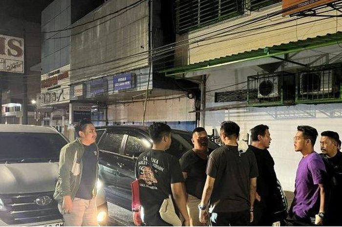 Suasana penangkapan selebgram Ajudan Pribadi alias Muhammad Akbar di Sulawesi Selatan yang terlibat kasus penipuan dengan modus menjual mobil mewah.