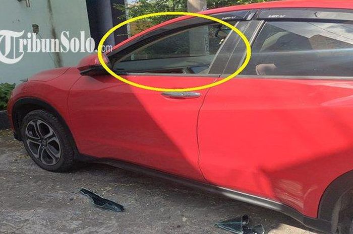 Kaca pintu kiri depan Honda HR-V milik dokter magang di Puskesmas Kebakkramat 1 Karanganyar, Jawa Tengah bolong dibobol maling