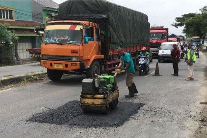Lapor pakai aplikasi Jalan Cantik, ruas jalan yang rusak di wilayah Provinsi Jateng bisa dikebut perbaikannya. (foto ilustrasi)